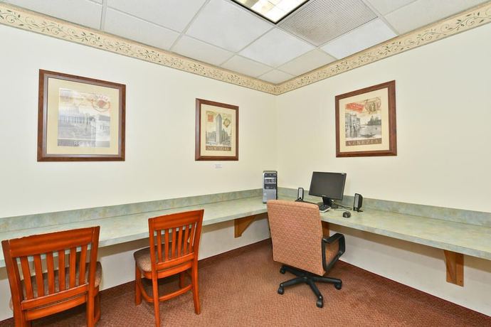 Imagen de los interiores del Hotel BlissPoint Inn and Suites. Foto 15
