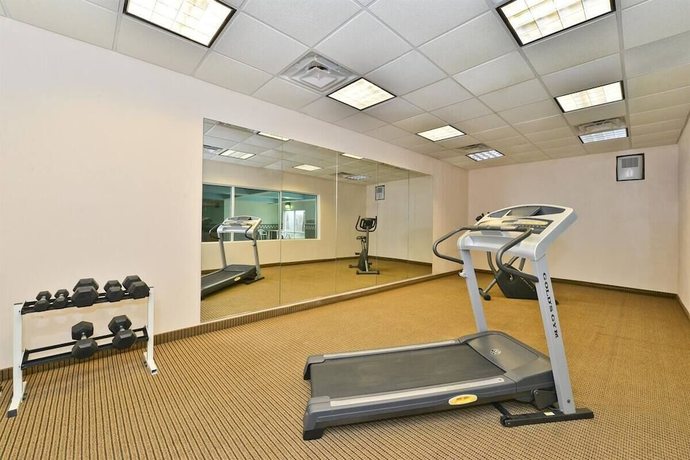 Imagen de los interiores del Hotel BlissPoint Inn and Suites. Foto 18