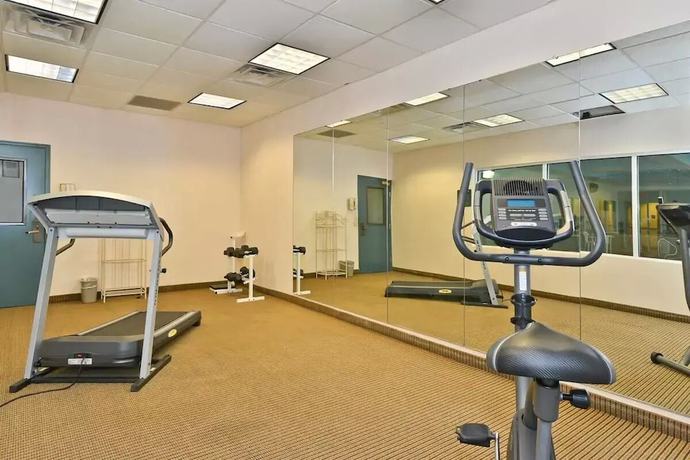 Imagen de los interiores del Hotel BlissPoint Inn and Suites. Foto 19
