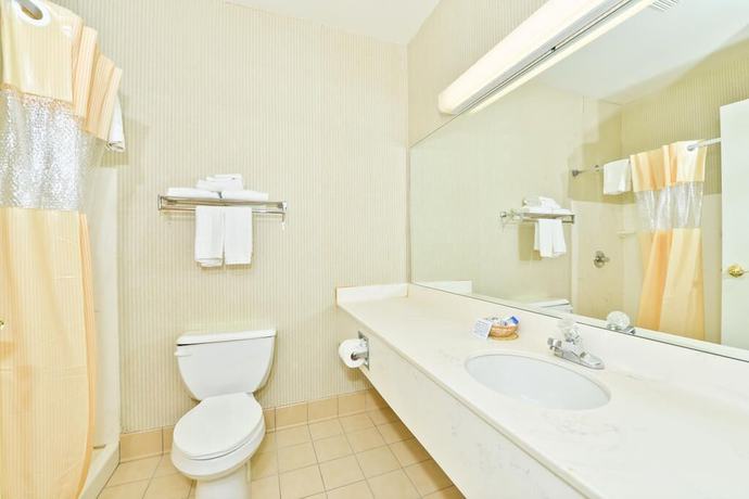 Imagen de la habitación del Hotel BlissPoint Inn and Suites. Foto 11