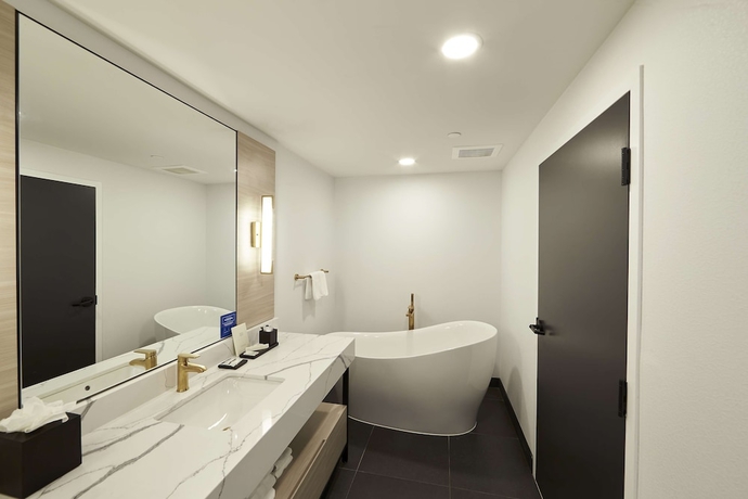 Imagen de la habitación del Hotel Bloom Mississauga, Tapestry Collection by Hilton. Foto 13