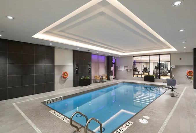 Imagen de la piscina del Hotel Bloom Mississauga, Tapestry Collection by Hilton. Foto 18
