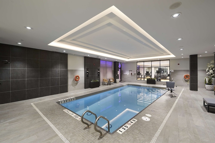 Imagen de la piscina del Hotel Bloom Mississauga, Tapestry Collection by Hilton. Foto 19