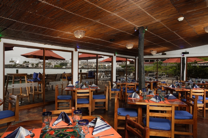 Imagen del bar/restaurante del Hotel Blu Galapagos Sustainable Waterfront Lodge. Foto 3