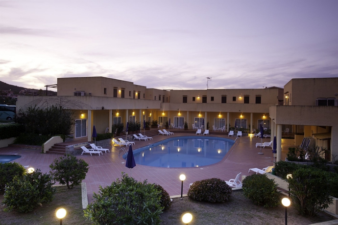 Imagen de la piscina del Hotel Blu Laconia Village. Foto 14