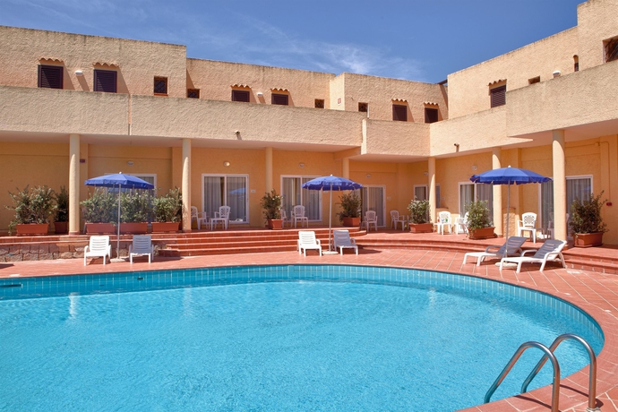 Imagen de la piscina del Hotel Blu Laconia Village. Foto 15