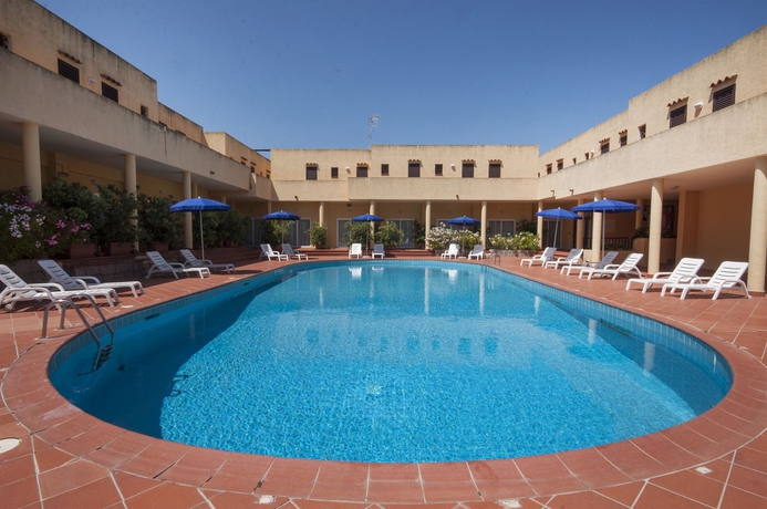Imagen de la piscina del Hotel Blu Laconia Village. Foto 16