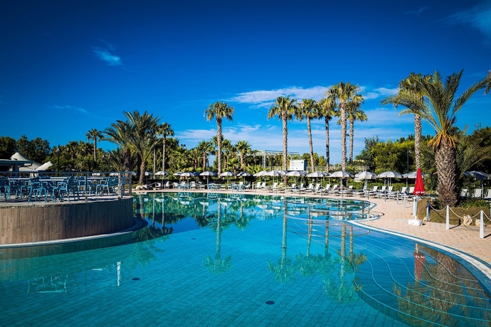 Imagen de la piscina del Hotel Blu Salento Village. Foto 18