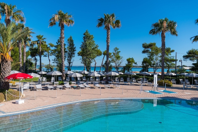 Imagen de la piscina del Hotel Blu Salento Village. Foto 19