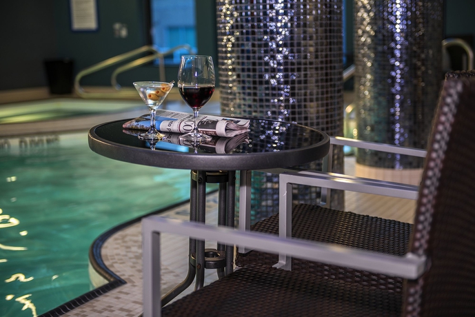 Imagen de la piscina del Hotel Blu Vancouver. Foto 10