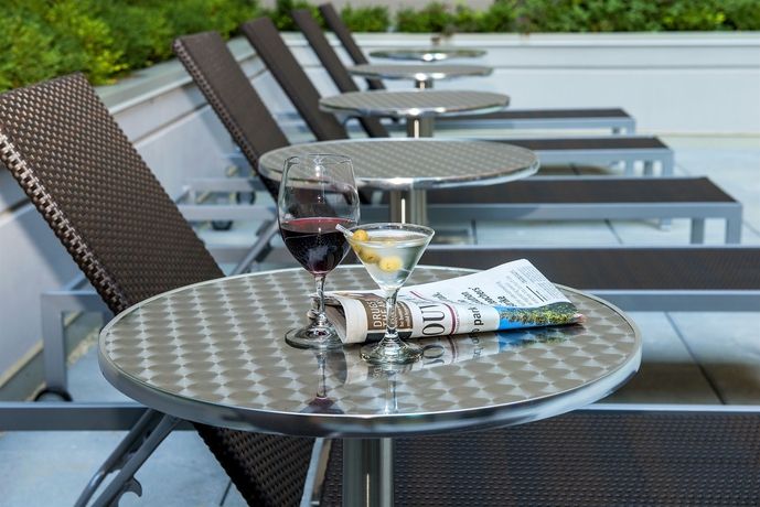 Imagen de la piscina del Hotel Blu Vancouver. Foto 11