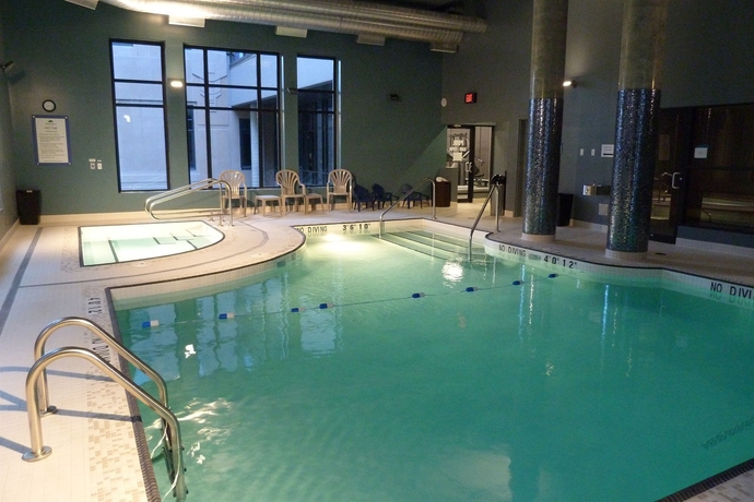 Imagen de la piscina del Hotel Blu Vancouver. Foto 13