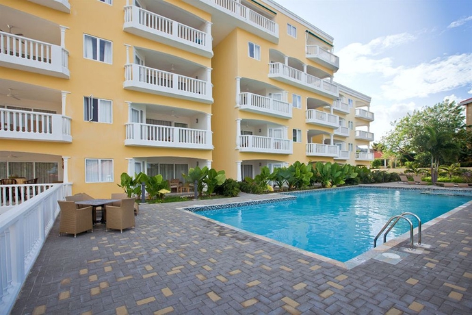 Imagen de la piscina del Hotel Blue Bay Curacao Golf and Beach Resort. Foto 14