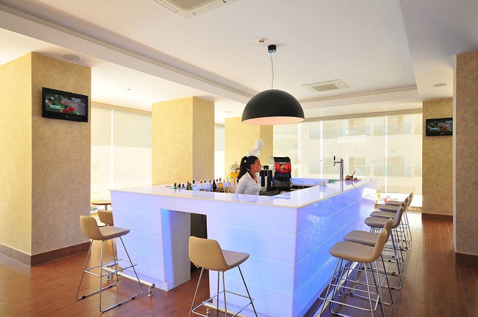 Imagen del bar/restaurante del Hotel Blue Bay Platinum. Foto 4