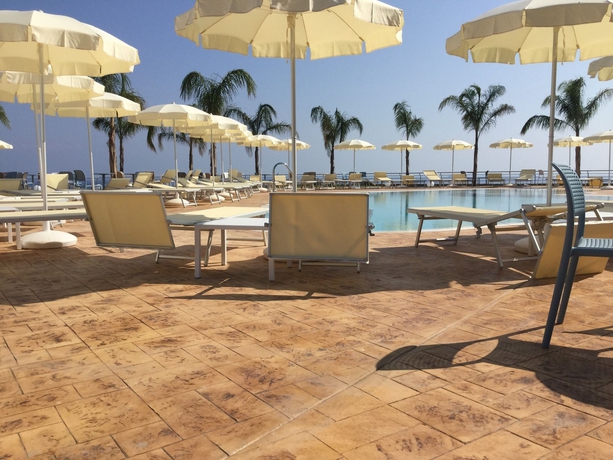 Imagen de la piscina del Hotel Blue Bay Resort, Ricadi. Foto 8