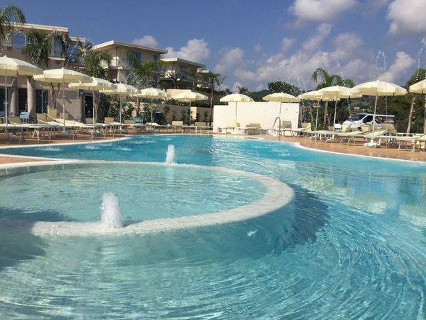 Imagen de la piscina del Hotel Blue Bay Resort, Ricadi. Foto 9