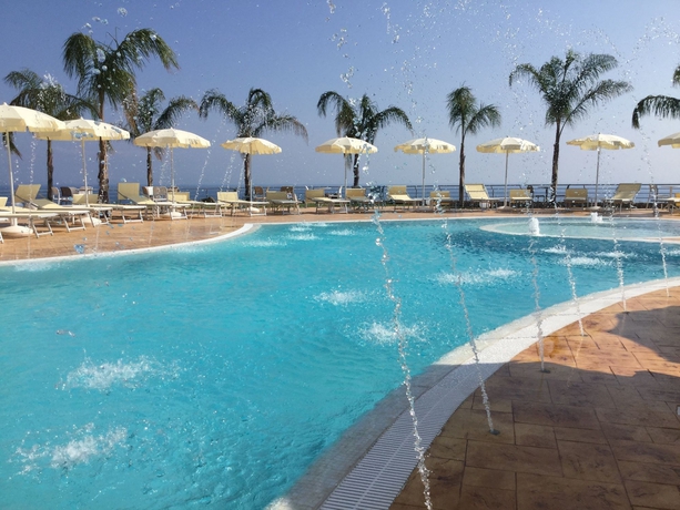 Imagen de la piscina del Hotel Blue Bay Resort, Ricadi. Foto 11