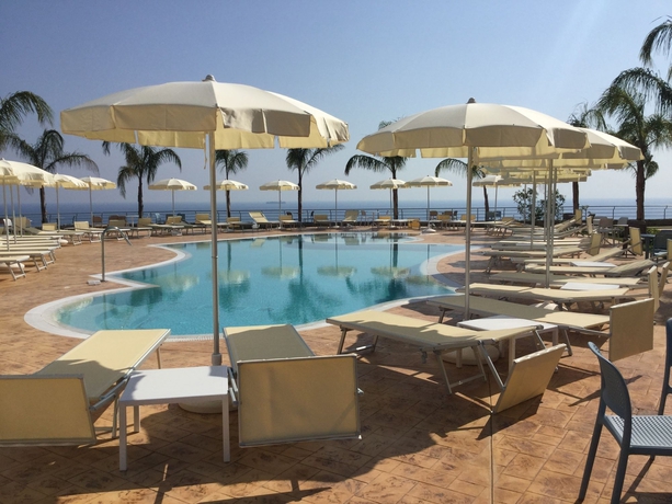 Imagen de la piscina del Hotel Blue Bay Resort, Ricadi. Foto 13