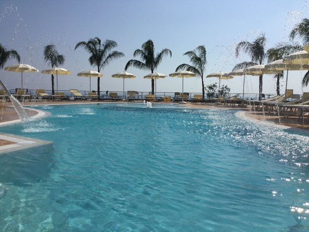 Imagen de la piscina del Hotel Blue Bay Resort, Ricadi. Foto 14