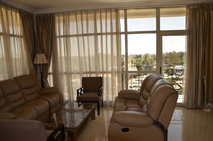 Imagen del bar/restaurante del Hotel Blue Birds International. Foto 7