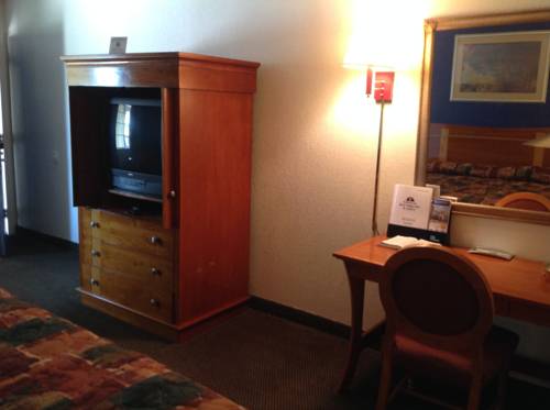 Imagen de la habitación del Hotel Blue Jay Inn and Suites. Foto 3
