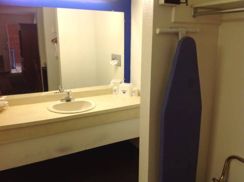 Imagen de la habitación del Hotel Blue Jay Inn and Suites. Foto 5