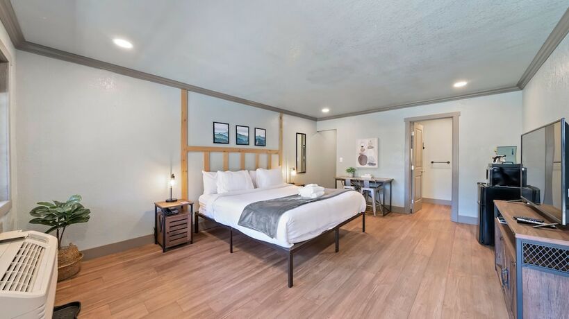 Imagen de la habitación del Hotel Blue Jay Lodge. Foto 13