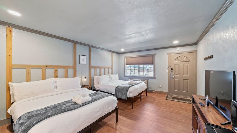 Imagen de la habitación del Hotel Blue Jay Lodge. Foto 15