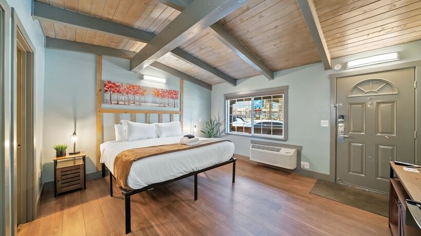 Imagen de la habitación del Hotel Blue Jay Lodge. Foto 16