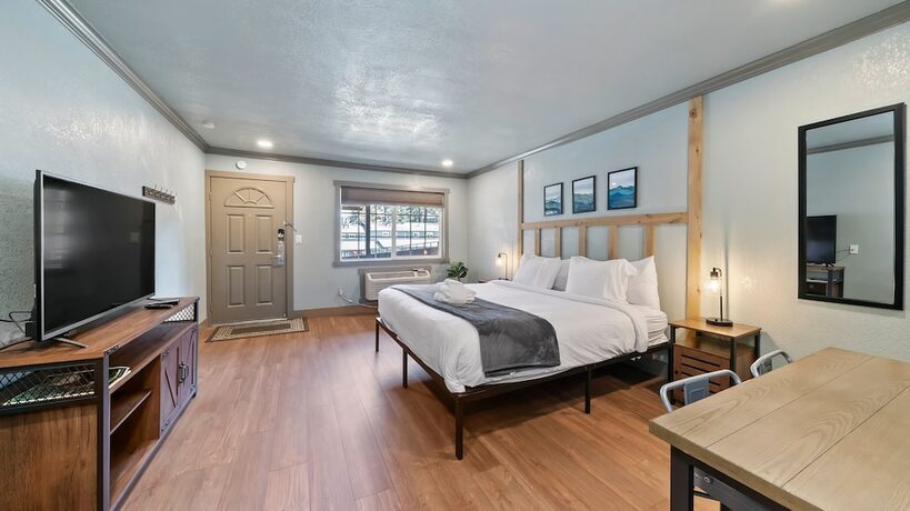 Imagen de la habitación del Hotel Blue Jay Lodge. Foto 17