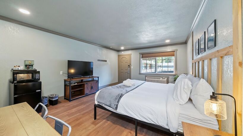 Imagen de la habitación del Hotel Blue Jay Lodge. Foto 18