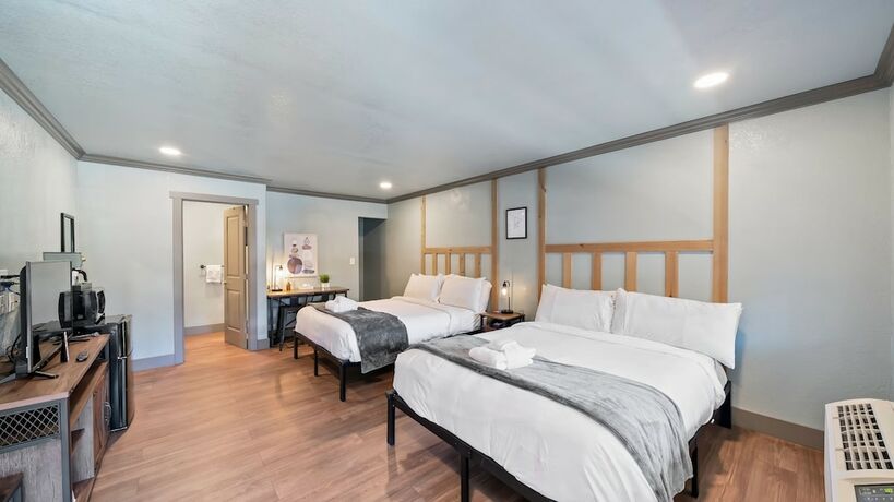 Imagen de la habitación del Hotel Blue Jay Lodge. Foto 19