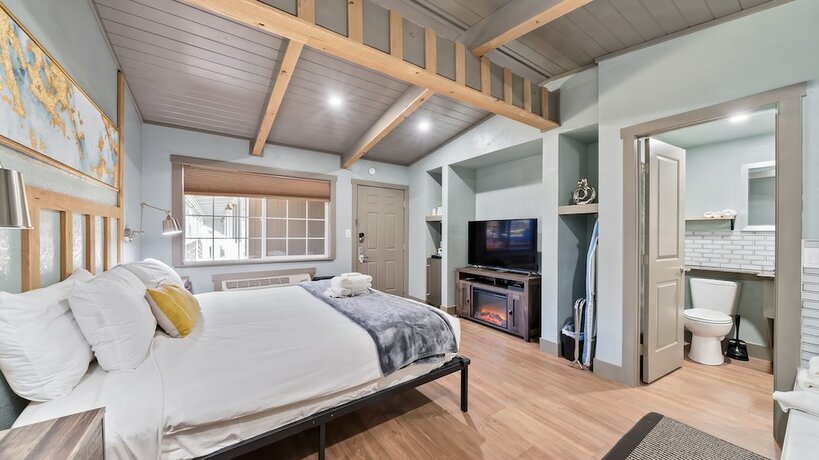Imagen de la habitación del Hotel Blue Jay Lodge. Foto 20