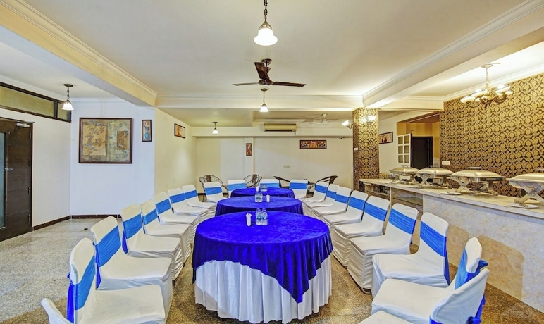 Imagen del bar/restaurante del Hotel Blue Moon Residency and Restaurant. Foto 2