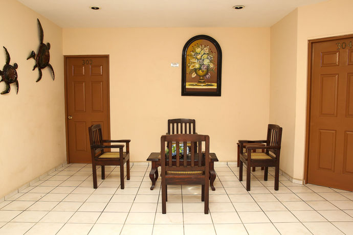 Imagen de los exteriores del Hotel Blue Pacific Suites. Foto 9