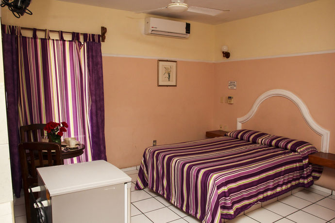 Imagen de la piscina del Hotel Blue Pacific Suites. Foto 15