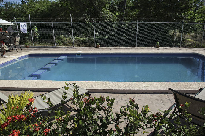 Imagen de la piscina del Hotel Blue Pacific Suites. Foto 16