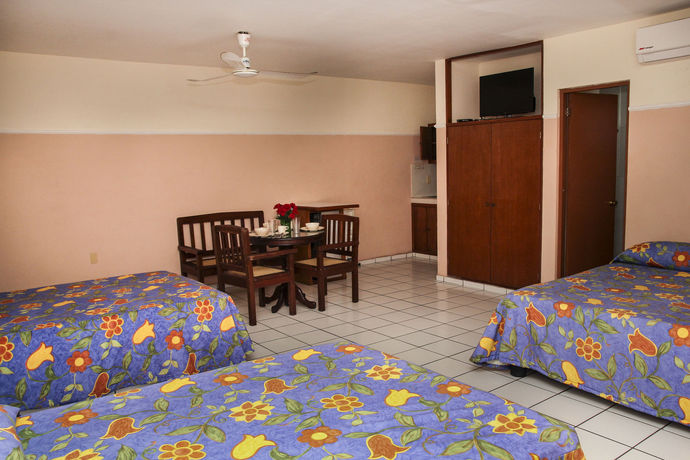 Imagen de la habitación del Hotel Blue Pacific Suites. Foto 5