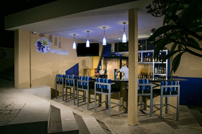 Imagen del bar/restaurante del Hotel Blue Residences. Foto 3