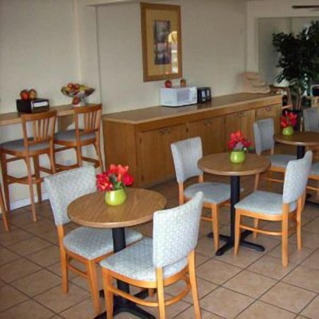 Imagen del bar/restaurante del Hotel Blue Ribbon Inn and Suites. Foto 4