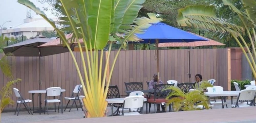 Imagen del bar/restaurante del Hotel Blue Ribbon Suites. Foto 2