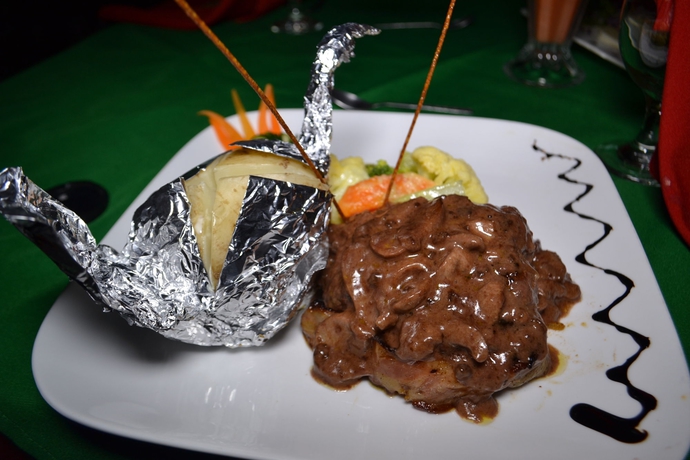 Imagen del bar/restaurante del Hotel Blue River Resort and Hot Springs. Foto 2