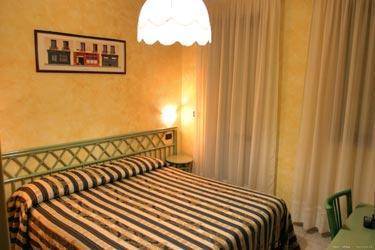 Imagen de la habitación del Hotel Blue Rose's. Foto 3
