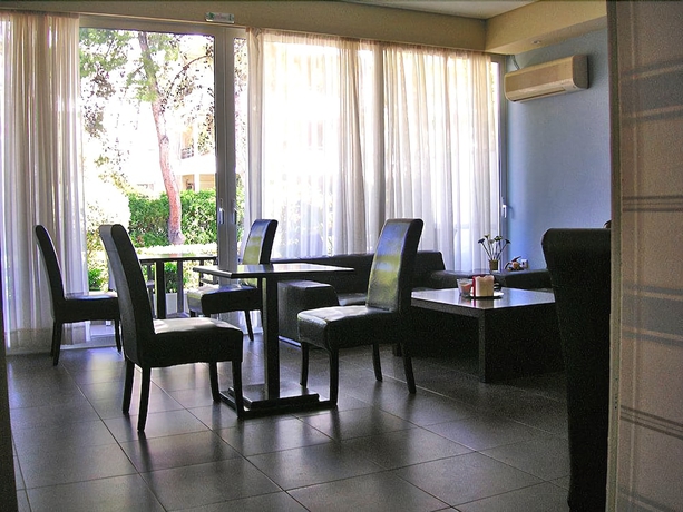Imagen de los interiores del Hotel Blue Sky, Voula. Foto 18