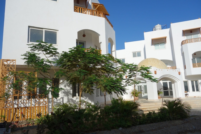 Imagen de los exteriores del Hotel Blue Vision Diving. Foto 10