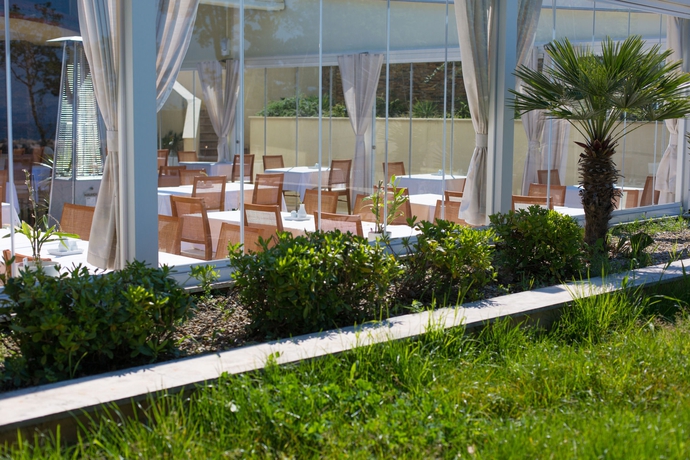 Imagen del bar/restaurante del Hotel Blue Waves Resort. Foto 4