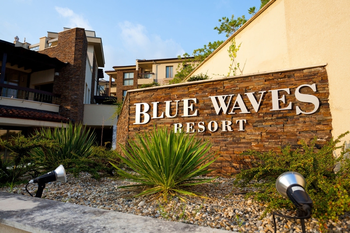Imagen de los exteriores del Hotel Blue Waves Resort. Foto 11
