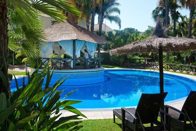 Imagen de la piscina del Hotel BlueBay Banus. Foto 15