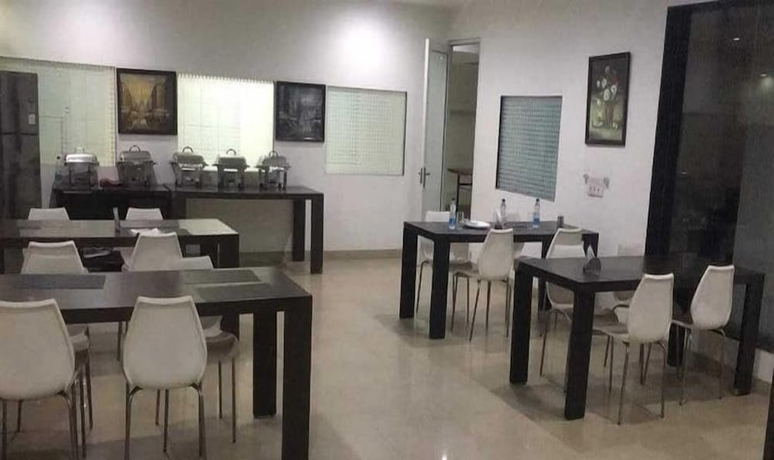 Imagen del bar/restaurante del Hotel BlueNeck Sec 41 Millenium City Centre. Foto 4
