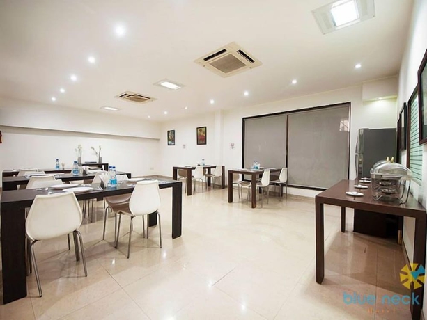 Imagen del bar/restaurante del Hotel BlueNeck Sec 41 Millenium City Centre. Foto 5